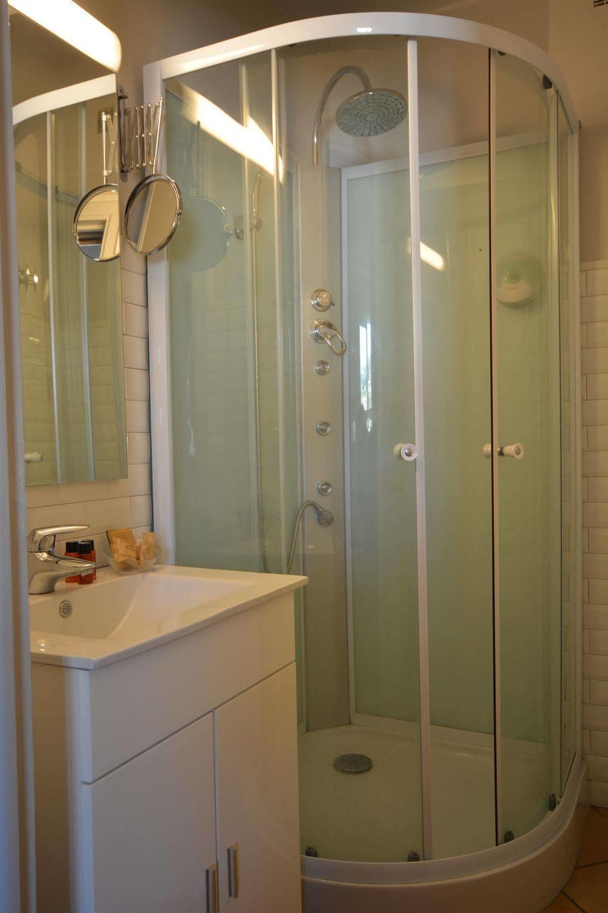 Albergo Hotel Saint-Laurent-du-Var Extérieur photo